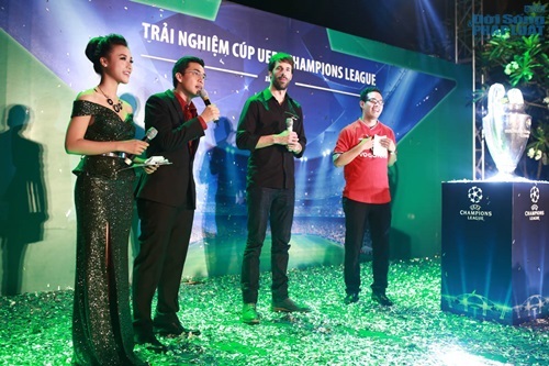 Hoàng Oanh làm MC, giao lưu cùng Ruud van Nistelrooy